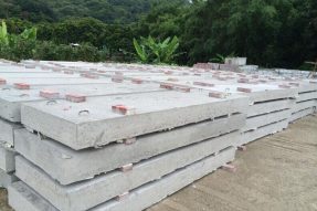 鋼筋混凝土蓋板模具澆筑水泥蓋板時應使用哪種級別的鋼筋？